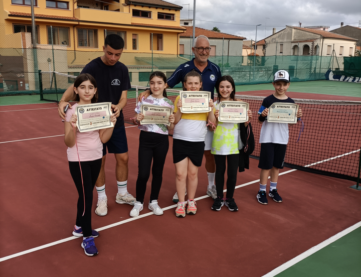 Read more about the article SCUOLA TENNIS 2023 – festa per le prove finali e la consegna degli attestati